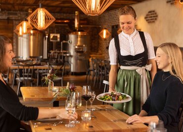 Gäste in einem Restaurant werden bedient