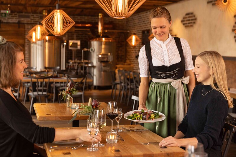 Gäste in einem Restaurant werden bedient