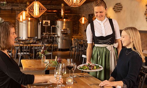 Gäste in einem Restaurant werden bedient