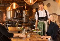 Gäste in einem Restaurant werden bedient