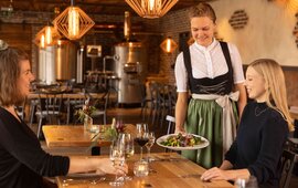 Gäste in einem Restaurant werden bedient
